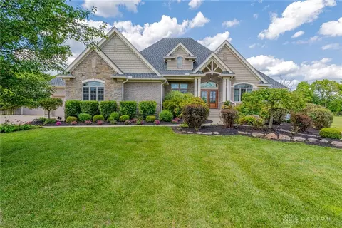 2936 Pine View Dr, Sugarcreek Township, OH 45370