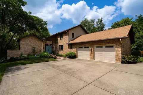4377 Stonehenge Ln, Dayton, OH 45429