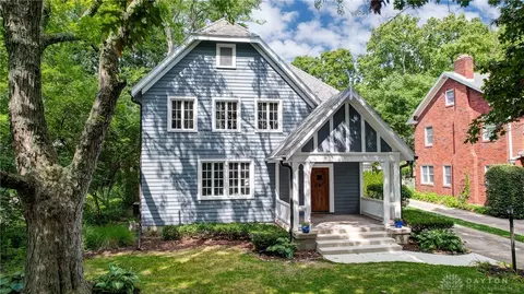 25 Ivanhoe Ave, Oakwood, OH 45419