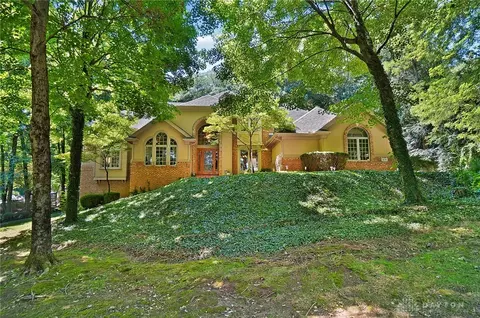 516 Rustic Trl, Dayton, OH 45434