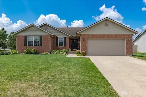 1382 Edinburgh Dr, Troy, OH 45373