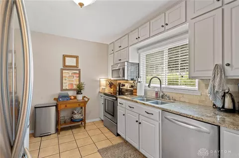 135 Canterbury Dr, Dayton, OH 45429 photo 8