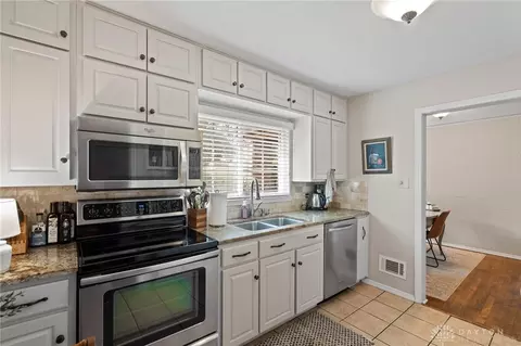 135 Canterbury Dr, Dayton, OH 45429 photo 9
