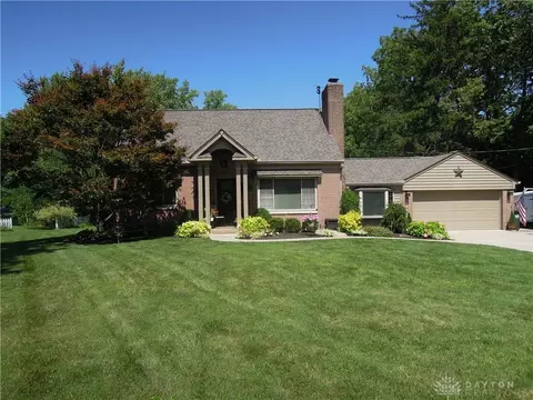 241 E Social Row Rd, Washington Township, OH 45458