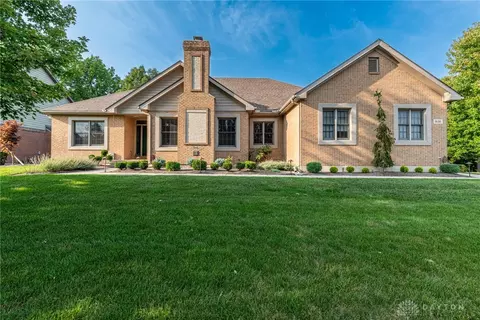 936 Sycamore Woods Dr, Tipp City, OH 45371