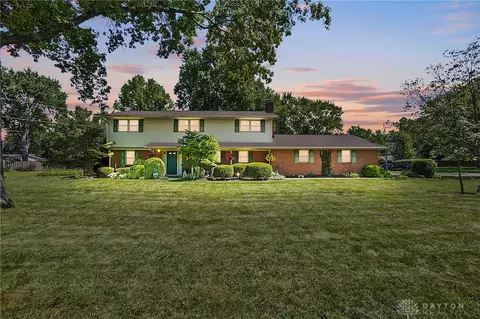5630 Royalwood Dr, Centerville, OH 45429