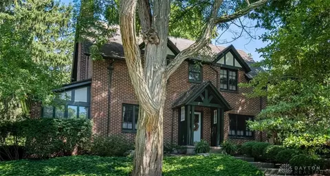 38 W Hadley Rd, Oakwood, OH 45419