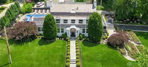 704 Runnymede Rd, Oakwood, OH 45419
