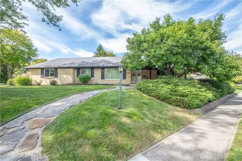 2333 Pondview Dr, Kettering, OH 45440