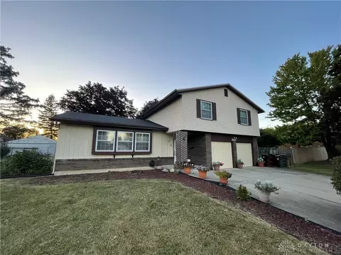 3611 Camelot Rd, Dayton, OH 45426