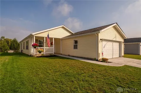 447 Kalynn Cir, Fairborn, OH 45324