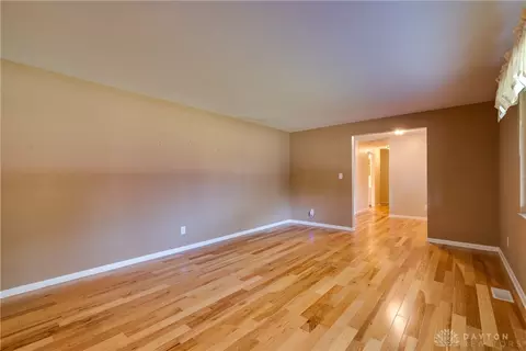 1370 Carrilon Woods Dr, Centerville, OH 45458 photo 10