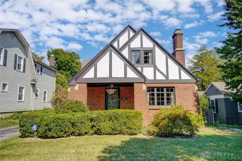 107 Dell Park Ave, Oakwood, OH 45419