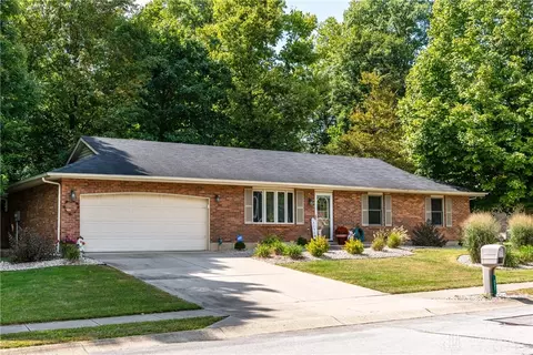231 Apple Valley Dr, Lewisburg, OH 45338
