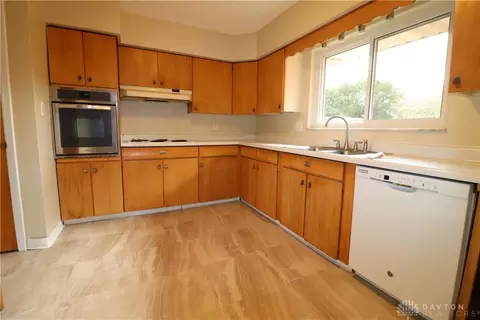 808 Lovetta Ave, Kettering, OH 45429 photo 4