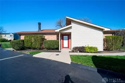 1200 Hollowbrook Dr, Centerville, OH 45458