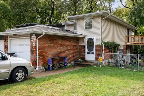 2 Highridge Ct, Franklin, OH 45005