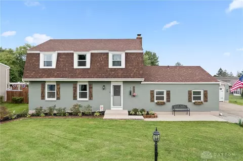 1989 El Camino Dr, Xenia, OH 45385