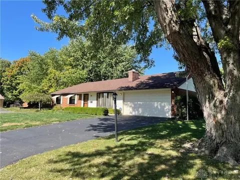 145 Cloverwood Dr, Centerville, OH 45458