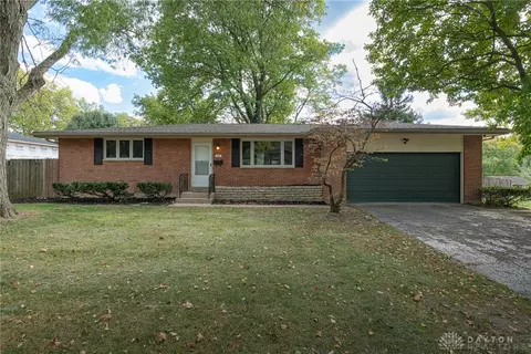 420 Stoneybrook Dr, Kettering, OH 45429