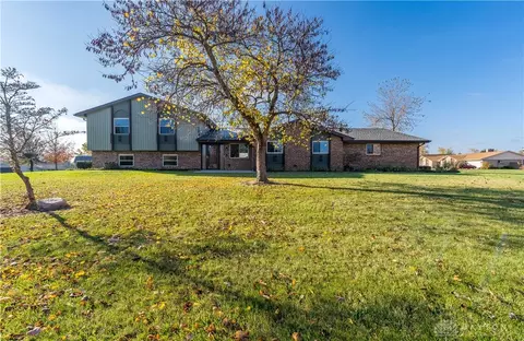 2376 S Old Oaks Dr, Dayton, OH 45431