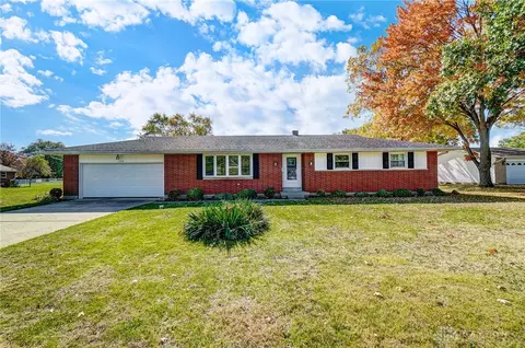 290 Coach Dr, Tipp City, OH 45371