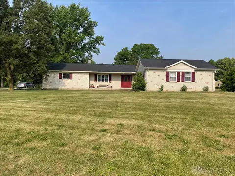1740 Shaggybark Rd, Troy, OH 45373