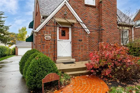 311 East Dr, Oakwood, OH 45419