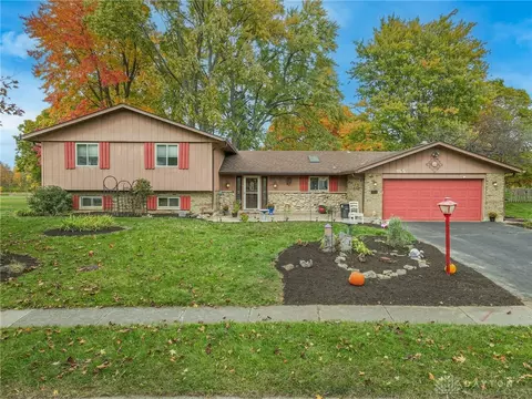 965 Fernshire Dr, Centerville, OH 45459