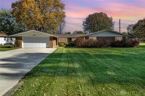 40 Green Acres Dr, Springfield, OH 45504