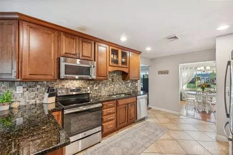 81 Centerwood Ln, Dayton, OH 45429
