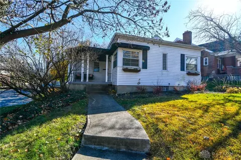 2 Acacia Dr, Oakwood, OH 45409