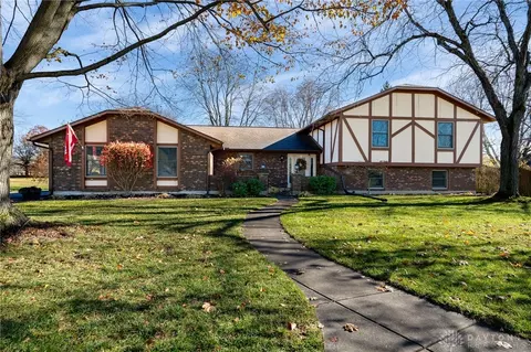 9300 Streamview Ct, Dayton, OH 45458