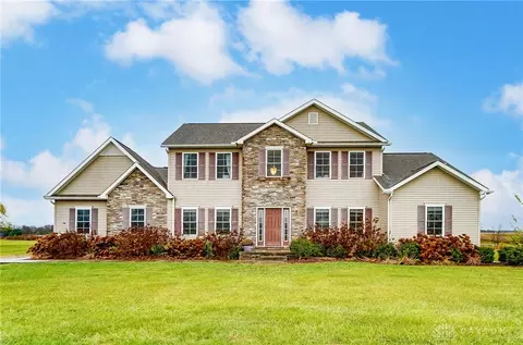 6747 Horseshoe Ln, Springfield, OH 45502