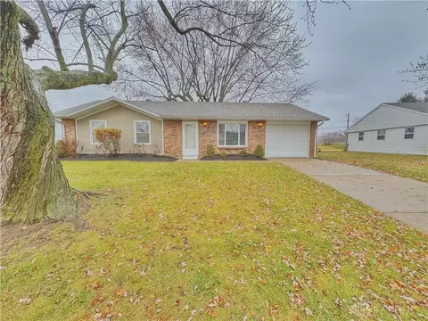 1683 Commonwealth Dr, Xenia, OH 45385