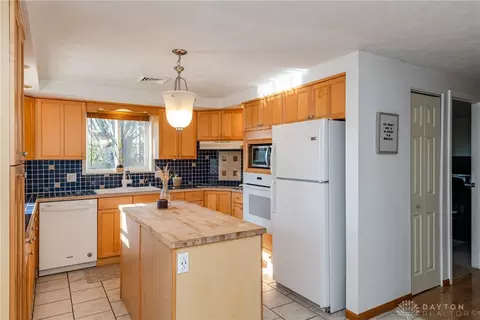 2705 Seymour Ln, Springfield, OH 45503 photo 4