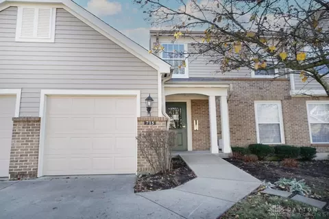 715 Castlegate Ln #23-302, Springfield, OH 45231