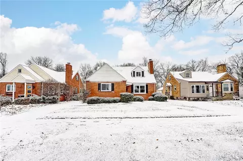 716 Acorn Dr, Oakwood, OH 45419
