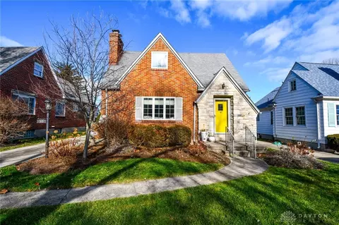 315 East Dr, Oakwood, OH 45419