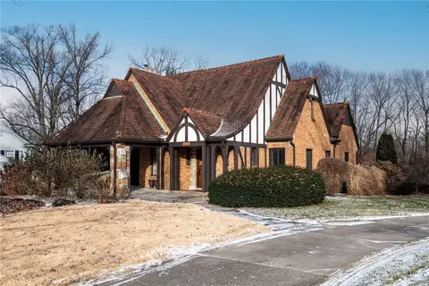 300 Acorn Dr, Oakwood, OH 45419