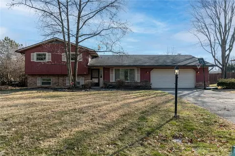 8200 Garnet Dr, Washington Township, OH 45458