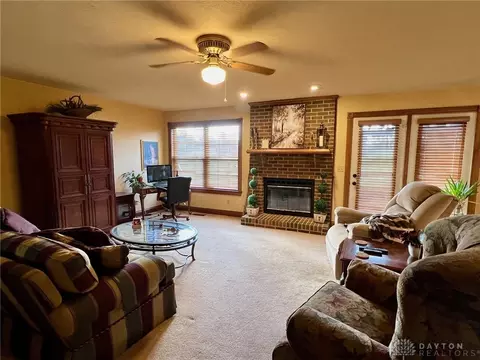 815 W Eva Cir, Springfield, OH 45504 photo 4