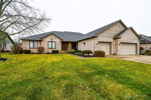 228 Old Carriage Dr, Englewood, OH 45322