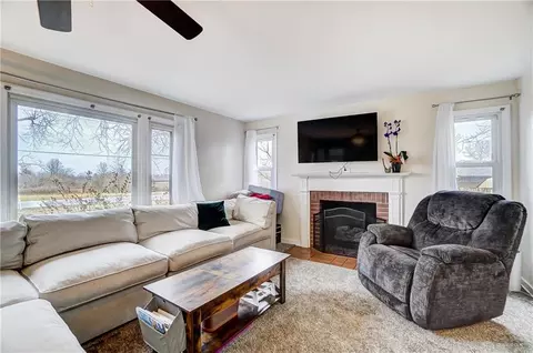 Living - 3435 Troy Rd, Springfield, OH 45504 photo 4 of 8