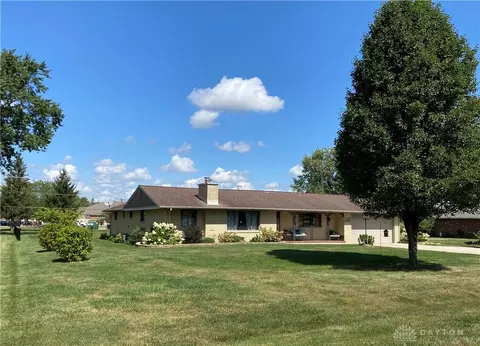 365 Floral Acres Dr, Tipp City, OH 45371