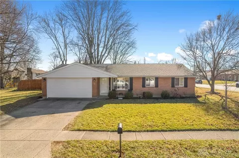 2 Osage Ct, Tipp City, OH 45371