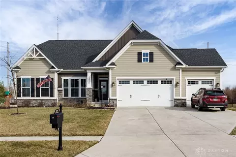 3828 Oak Creek Dr, Sugarcreek Township, OH 45440