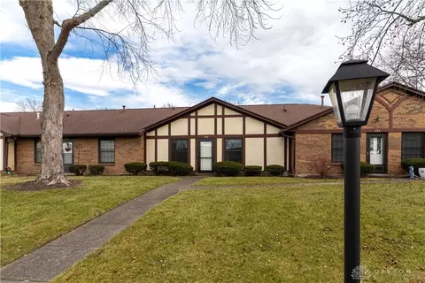 790 Pine Needles Dr, Dayton, OH 45458