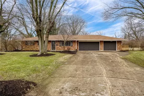 2700 Duxbury Cir, Dayton, OH 45440
