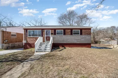 3045 Aquadale Ln, Cincinnati, OH 45211